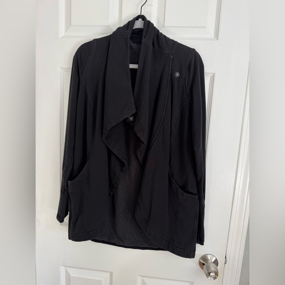 VGUC Lululemon That’s a Wrap Jacket, Size 4, Black - Picture 4 of 8